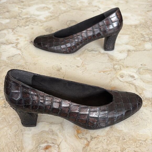 Stuart Weitzman Crocodile Leather Pumps Vintage 2” Heels - Picture 5 of 14